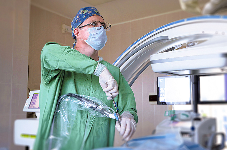 В Москве нейрохирурги вернули возможность передвигаться 84-летнему пациенту 