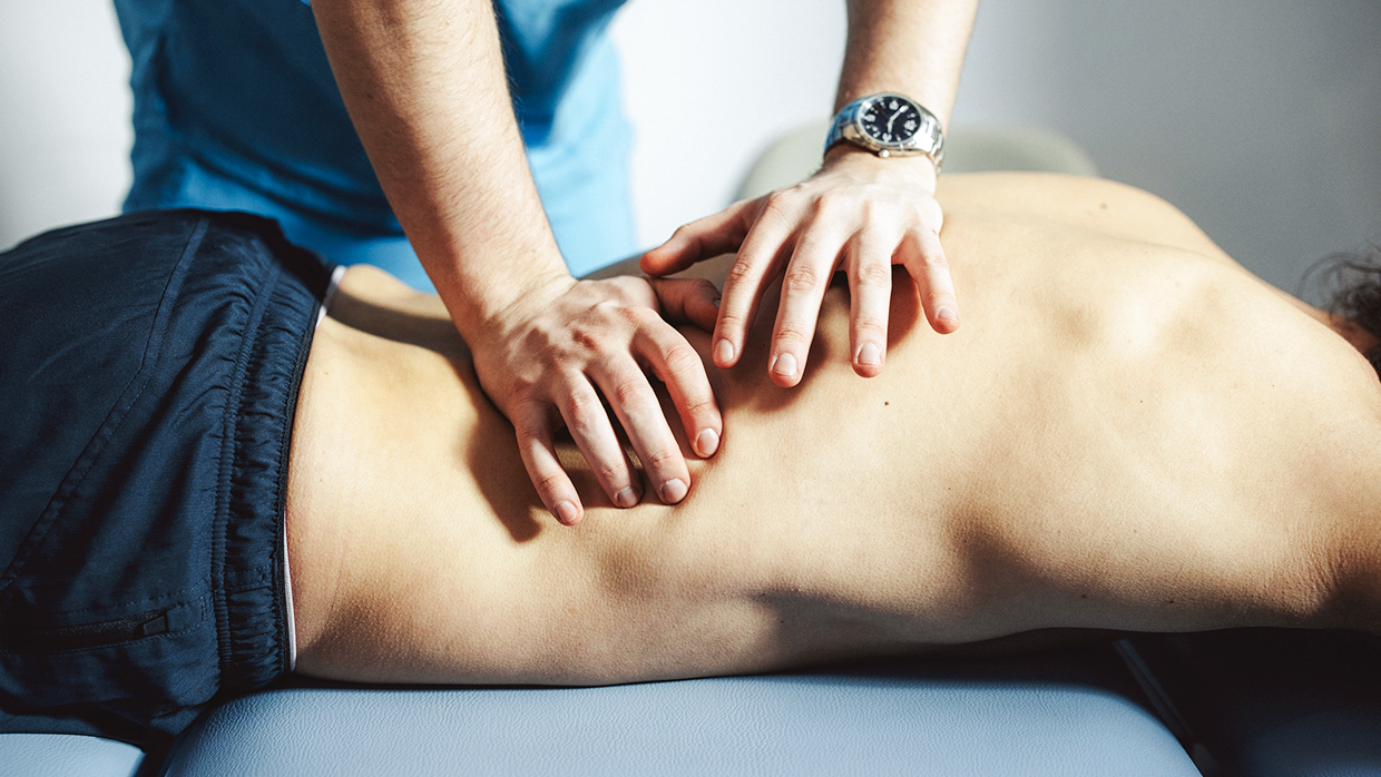 Массаж при хронической боли в спине.